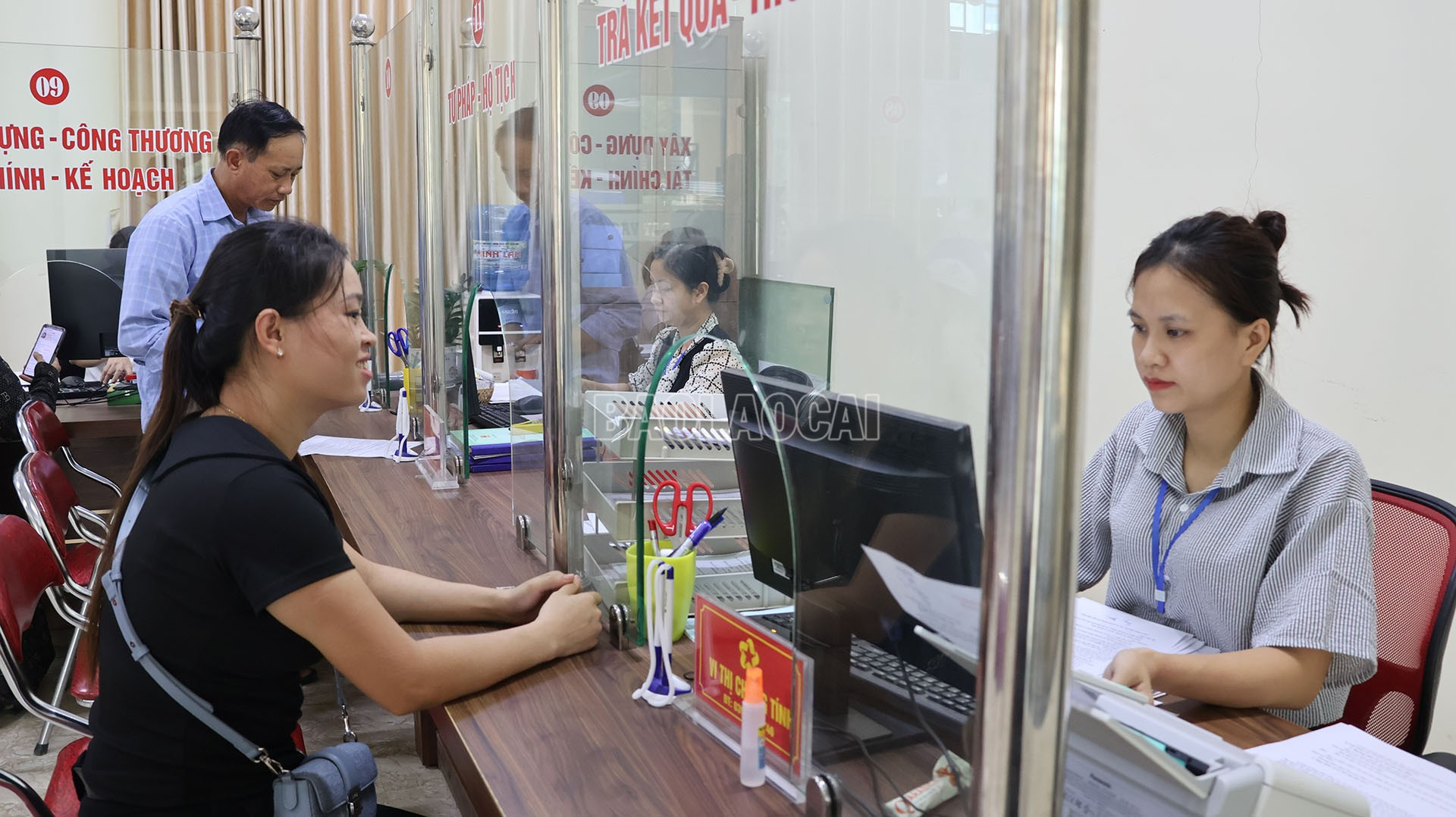 Người dân được hướng dẫn, hỗ trợ thực hiện các thủ tục hành chính. baolaocai-c_img-07351.jpg