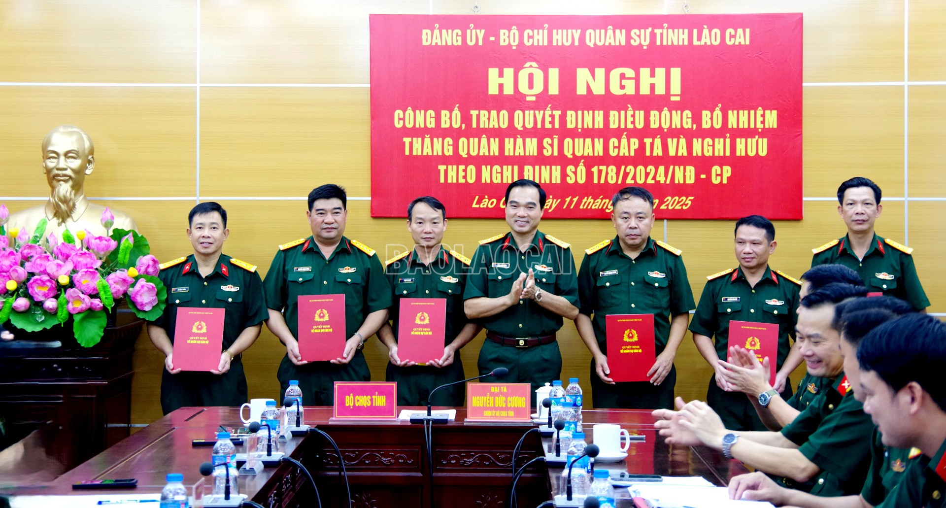 Đại tá Đặng Quốc Đồng - Chỉ huy trưởng Bộ CHQS tỉnh trao các quyết định thăng quân hàm sĩ quan cấp tá. baolaocai-c_a3.jpg