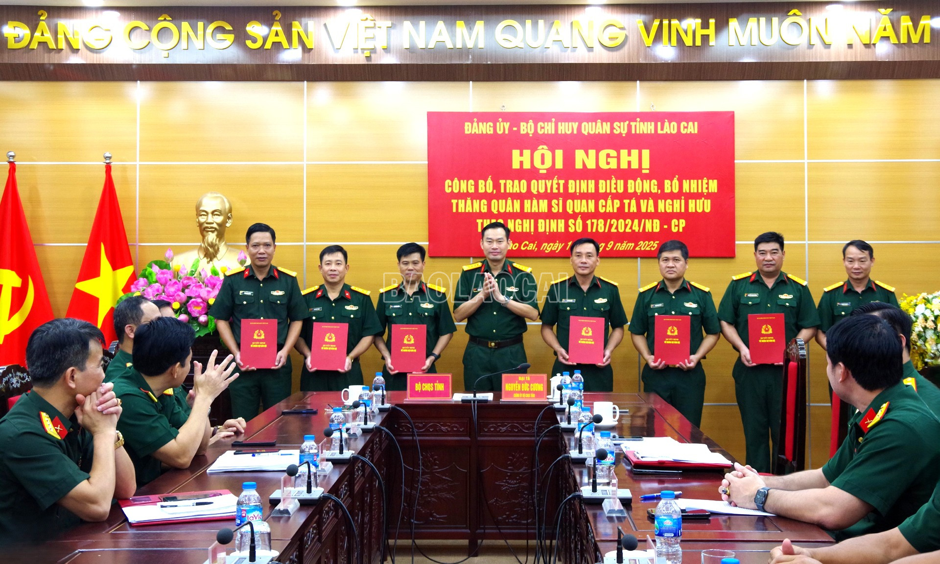 Đại tá Hoàng Văn Toàn, Phó Chính ủy Bộ CHQS tỉnh trao các quyết định nghỉ hưu theo Nghị định số 178/2024/NĐ-CP. baolaocai-c_a4.jpg