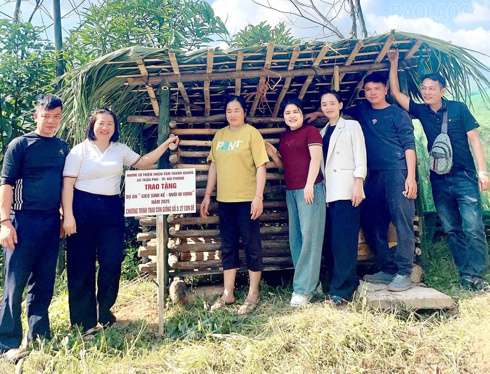 Đoàn từ thiện trao dê cho người dân.