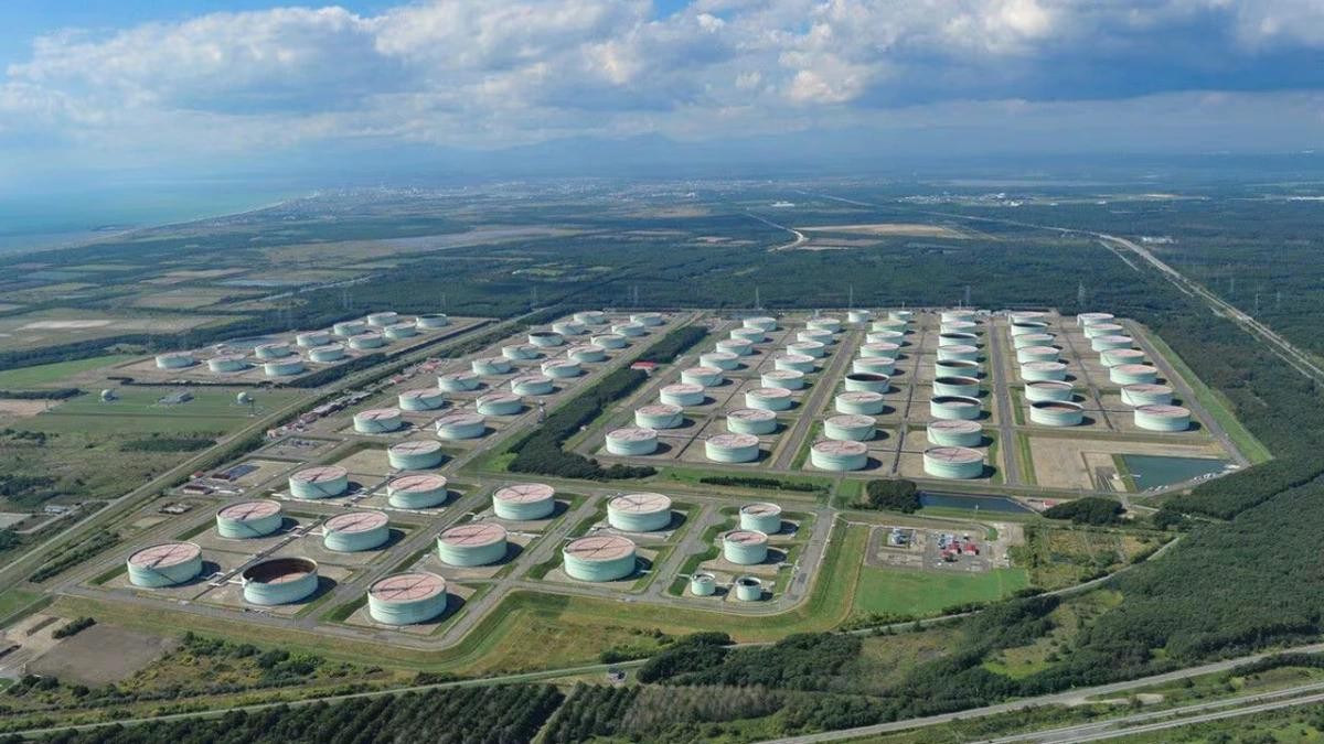 Kho dự trữ dầu quốc gia của Nhật Bản tại Tomakomai.