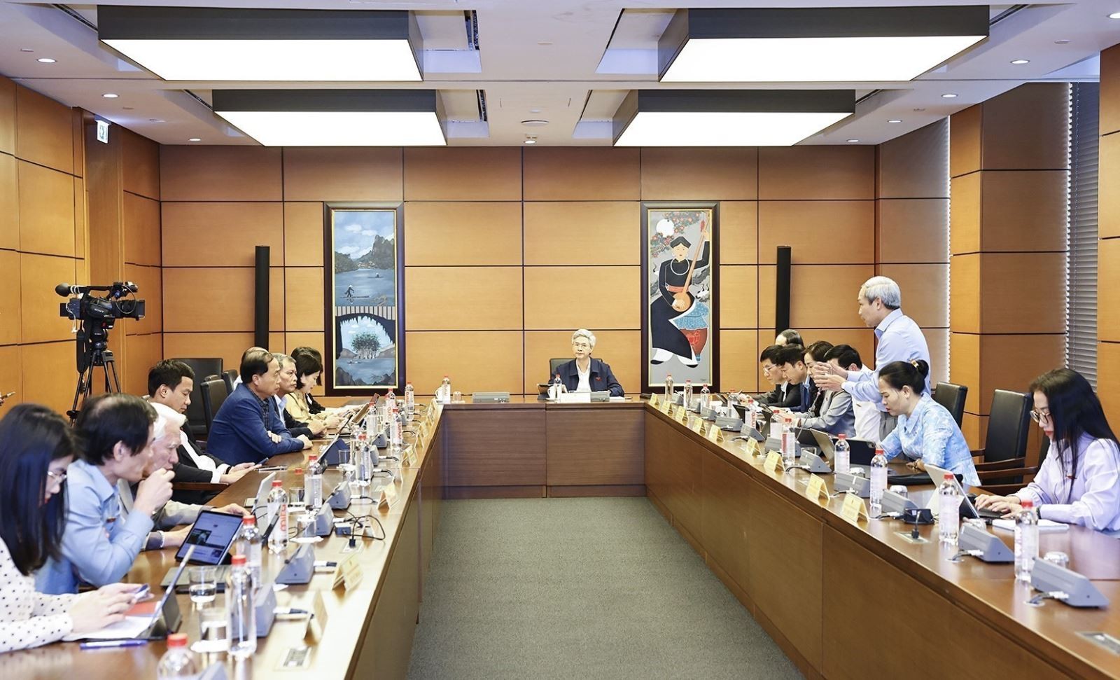 Đoàn đại biểu Quốc hội tỉnh Hưng Yên và TP Hải Phòng thảo luận ở tổ ngày 11/11.