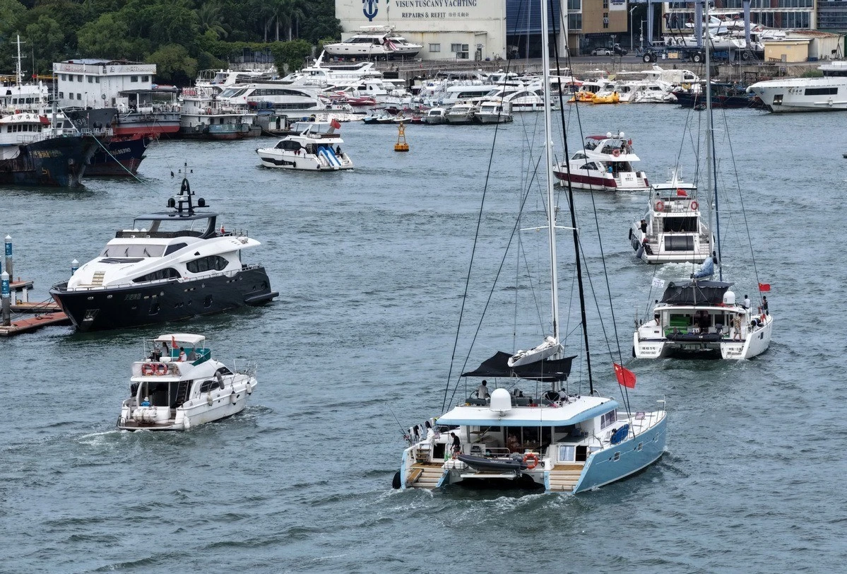 Tàu thuyền về bến ở Hải Nam trước khi bão đổ bộ.