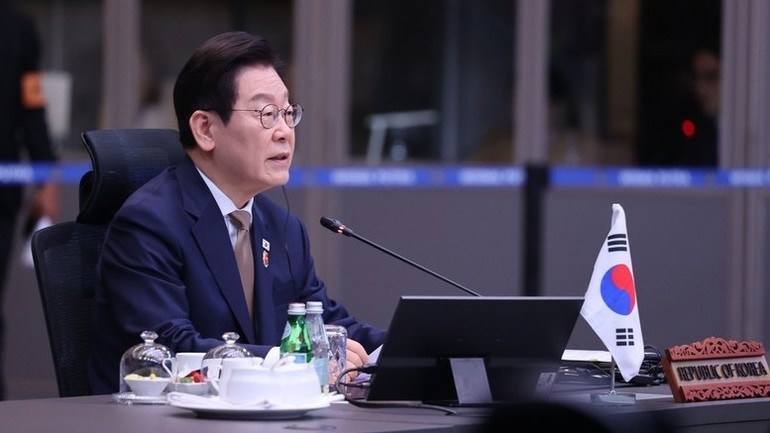 Tổng thống Hàn Quốc Lee Jae-myung phát biểu tại Hội nghị Cấp cao ASEAN+3 lần thứ 28. Tổng thống Hàn Quốc Lee Jae-myung phát biểu tại Hội nghị Cấp cao ASEAN+3 lần thứ 28.