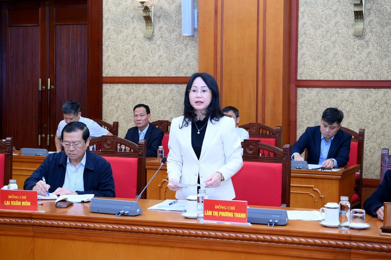 Đồng chí Lâm Thị Phương Thanh, Ủy viên Trung ương Đảng, Phó Chánh Văn phòng Thường trực Văn phòng Trung ương Đảng báo cáo tại cuộc họp. Đồng chí Lâm Thị Phương Thanh, Ủy viên Trung ương Đảng, Phó Chánh Văn phòng Thường trực Văn phòng Trung ương Đảng báo cáo tại cuộc họp.