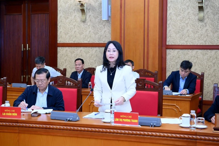 Đồng chí Lâm Thị Phương Thanh, Ủy viên Trung ương Đảng, Phó Chánh Văn phòng Thường trực Văn phòng Trung ương Đảng báo cáo tại cuộc họp.