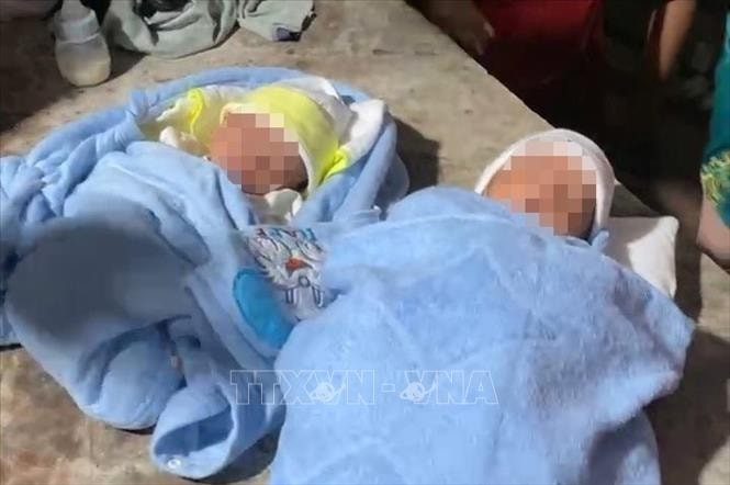 Hai bé sinh đôi bị bỏ rơi tại thành phố Bến Cát, Bình Dương. Ảnh tư liệu: TTXVN phát