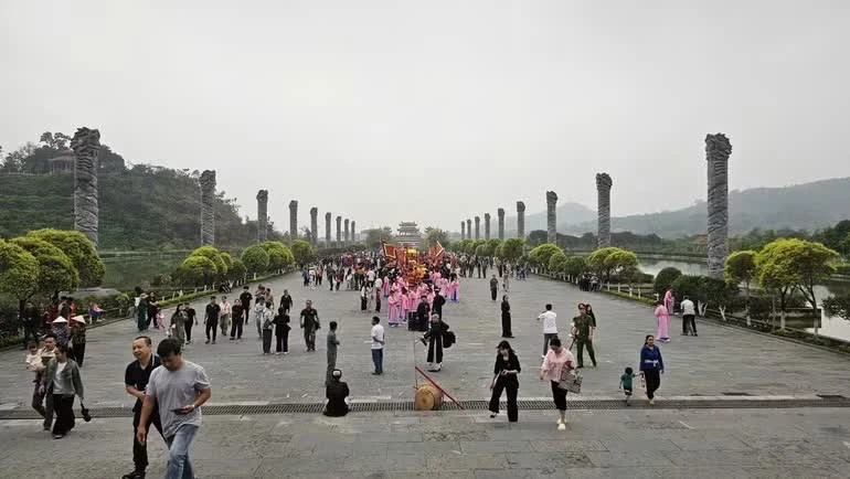 Đông đảo nhân dân tham gia lễ hội.