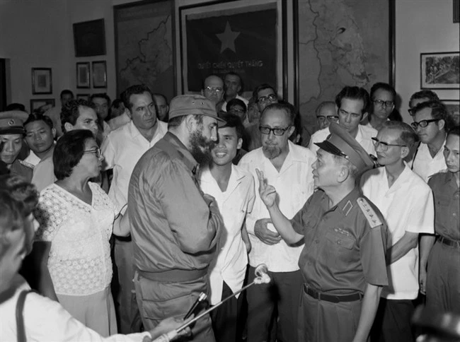 Đại tướng Võ Nguyên Giáp và ông Fidel Castro thăm Bảo tàng Lịch sử Quân sự Việt Nam (ngày 12/9/1973). Ảnh: TTXVN