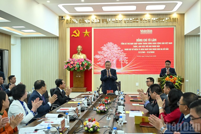 Tổng Bí thư Tô Lâm chủ trì cuộc làm việc với Báo Nhân Dân. (Ảnh: DUY LINH)