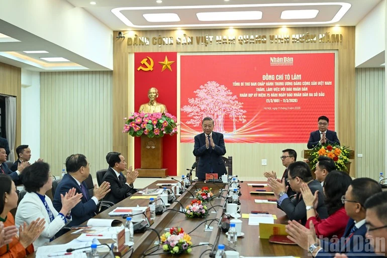 Tổng Bí thư Tô Lâm chủ trì cuộc làm việc với Báo Nhân Dân. (Ảnh: DUY LINH)