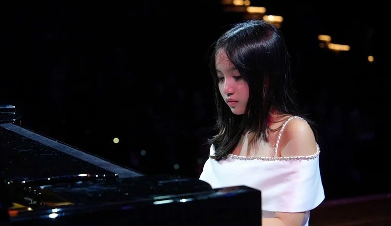 Đoàn Việt Nam gồm các sinh viên đại học khoa thanh nhạc – Học viện Âm nhạc Quốc gia và các em học sinh bộ môn Piano.