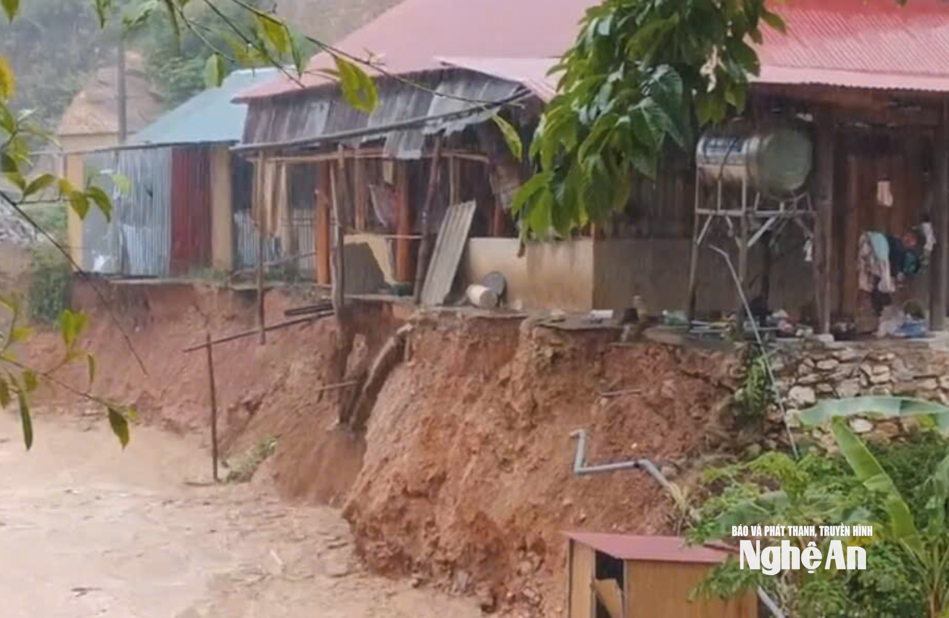 Nhon Mai border commune (Nghe An province) was hit by a flash flood that caused serious landslides. Photo: Nghe An Newspaper, Radio and Television Xã biên giới Nhôn Mai (tỉnh Nghệ An) xảy ra trận lũ quét gây sạt lở nghiêm trọng. Ảnh: Báo và phát thanh, truyền hình Nghệ An