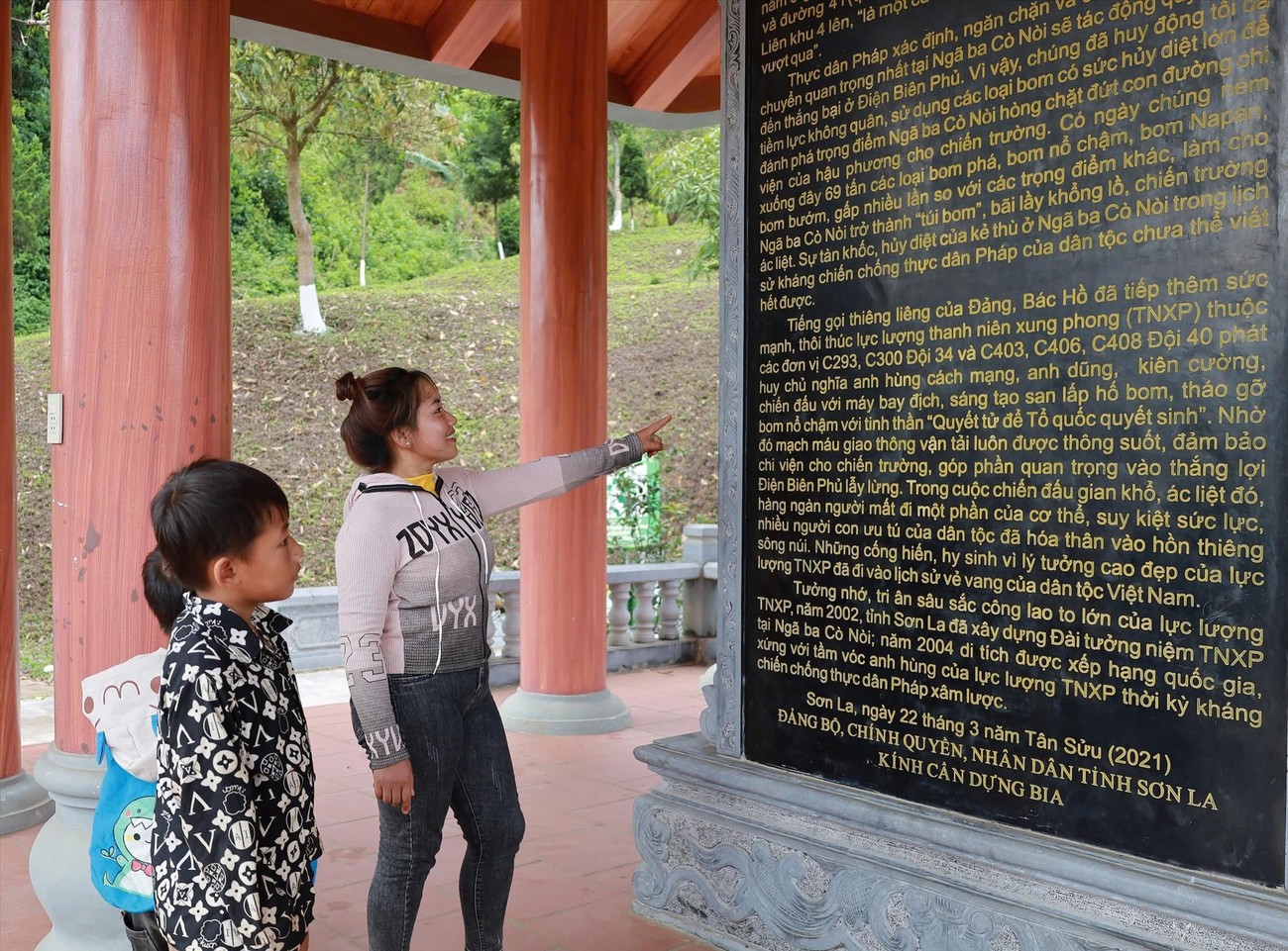 Khu di tích Ngã ba Cò Nòi địa chỉ đỏ giáo dục truyền thống cho thế hệ trẻ. Khu di tích Ngã ba Cò Nòi địa chỉ đỏ giáo dục truyền thống cho thế hệ trẻ.