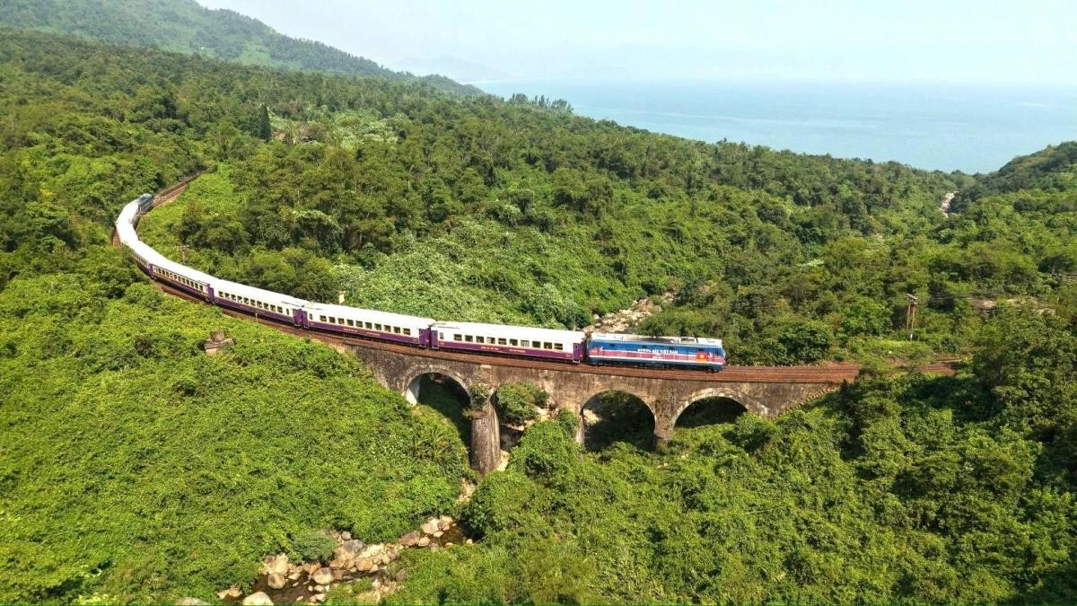 Đoàn tàu du lịch "Hành trình kết nối di sản miền Trung" đi qua cung đường.