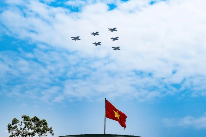 Su -30MK2 bay trên quảng trường Ba Đình. Ảnh: Giang Huy