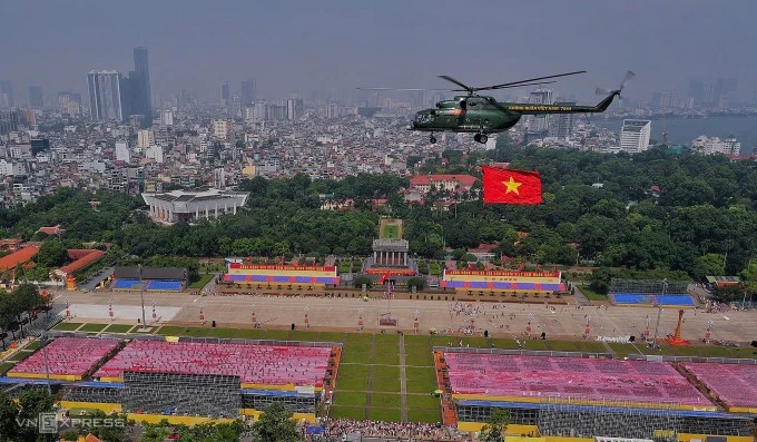 Trực thăng kéo cờ Tổ quốc bay qua quảng trường Ba Đình, trên Lăng Chủ tịch Hồ Chí Minh. Ảnh: Ngọc Thành