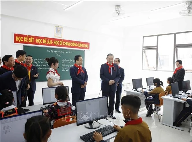 Tổng Bí thư Tô Lâm thăm lớp học của Trường Phổ thông nội trú liên cấp Tiểu học và THCS Si Pa Phìn (Điện Biên).