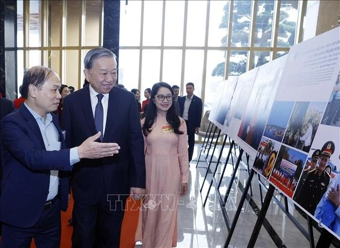 Tổng Bí thư Tô Lâm tham quan Trưng bày ảnh các hoạt động tiêu biểu của ngành Tuyên giáo và Dân vận năm 2025, do Thông tấn xã Việt Nam và Hội nghệ sĩ nhiếp ảnh Việt Nam phối hợp thực hiện.