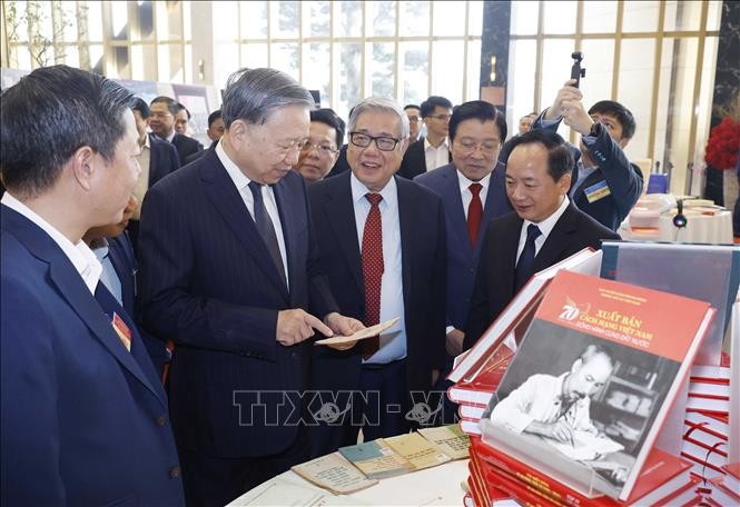 Tổng Bí thư Tô Lâm tham quan không gian trưng bày sách.