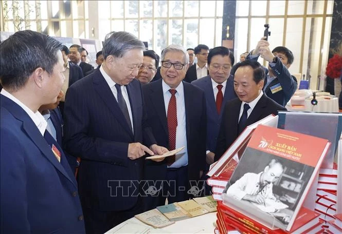 Tổng Bí thư Tô Lâm tham quan không gian trưng bày sách.