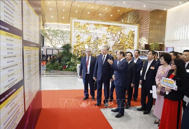 Tổng Bí thư Tô Lâm tham quan không gian trưng bày thành tựu chuyển đổi số trong báo chí.