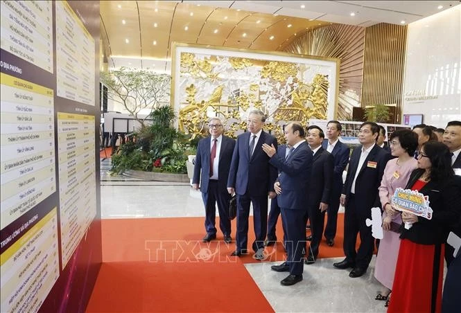 Tổng Bí thư Tô Lâm tham quan không gian trưng bày thành tựu chuyển đổi số trong báo chí.