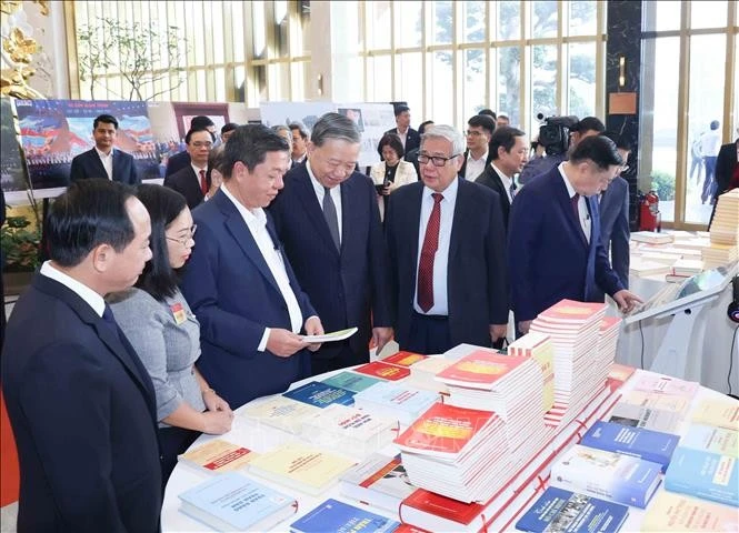 Tổng Bí thư Tô Lâm tham quan trưng bày các ấn phẩm xuất bản của ngành Tuyên giáo và Dân vận.