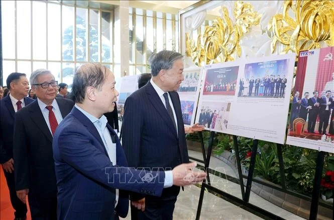 Tổng Bí thư Tô Lâm tham quan Trưng bày ảnh các hoạt động tiêu biểu của ngành Tuyên giáo và Dân vận năm 2025, do TTXVN và Hội nghệ sĩ nhiếp ảnh Việt Nam phối hợp thực hiện.