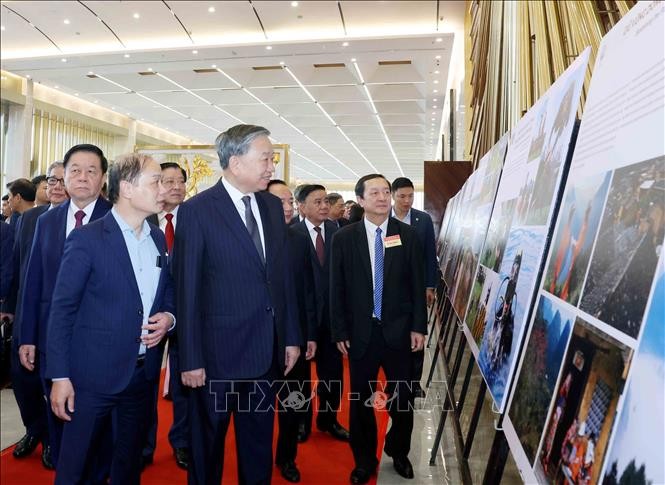 Tổng Bí thư Tô Lâm tham quan trưng bày ảnh tại hội nghị.