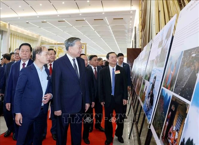 Tổng Bí thư Tô Lâm tham quan trưng bày ảnh tại hội nghị.