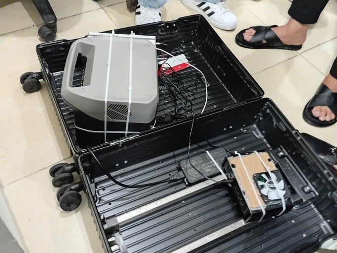Bộ thiết bị BTS giả đựng trong vali du lịch khi bị bắt.