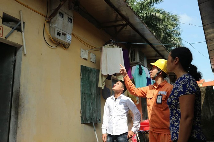 EVN yêu cầu rà soát từng trường hợp khách hàng phản ánh hóa đơn tiền điện tháng 6 tăng cao. EVN yêu cầu rà soát từng trường hợp khách hàng phản ánh hóa đơn tiền điện tháng 6 tăng cao.