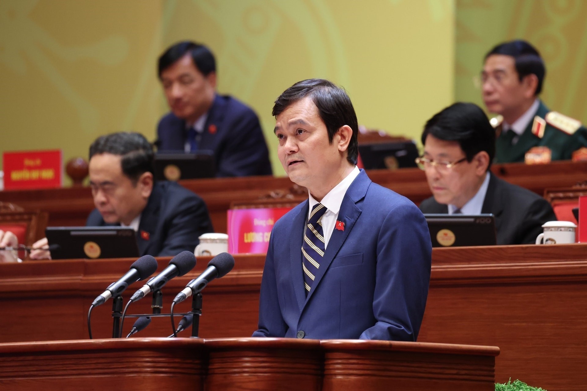 Bí thư thứ nhất Trung ương Đoàn Bùi Quang Huy phát biểu tham luận.