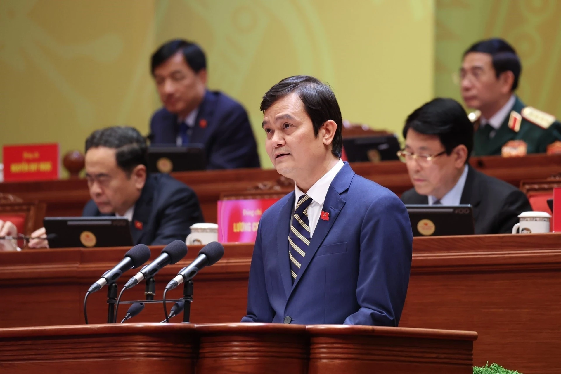 Bí thư thứ nhất Trung ương Đoàn Bùi Quang Huy phát biểu tham luận.