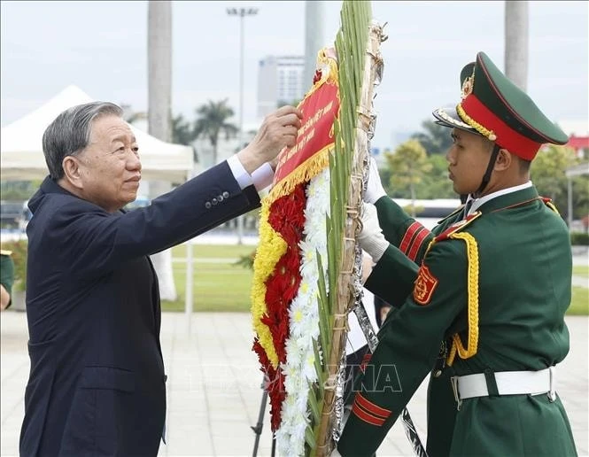 Tổng Bí thư, Chủ tịch nước Tô Lâm dâng hoa tưởng niệm các Anh hùng liệt sĩ tại Đài tưởng niệm thành phố Đà Nẵng.