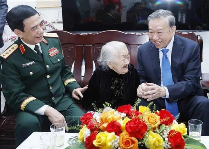 Tổng Bí thư, Chủ tịch nước Tô Lâm thăm, tặng quà Mẹ Việt Nam Anh hùng Huỳnh Thị Mễ.