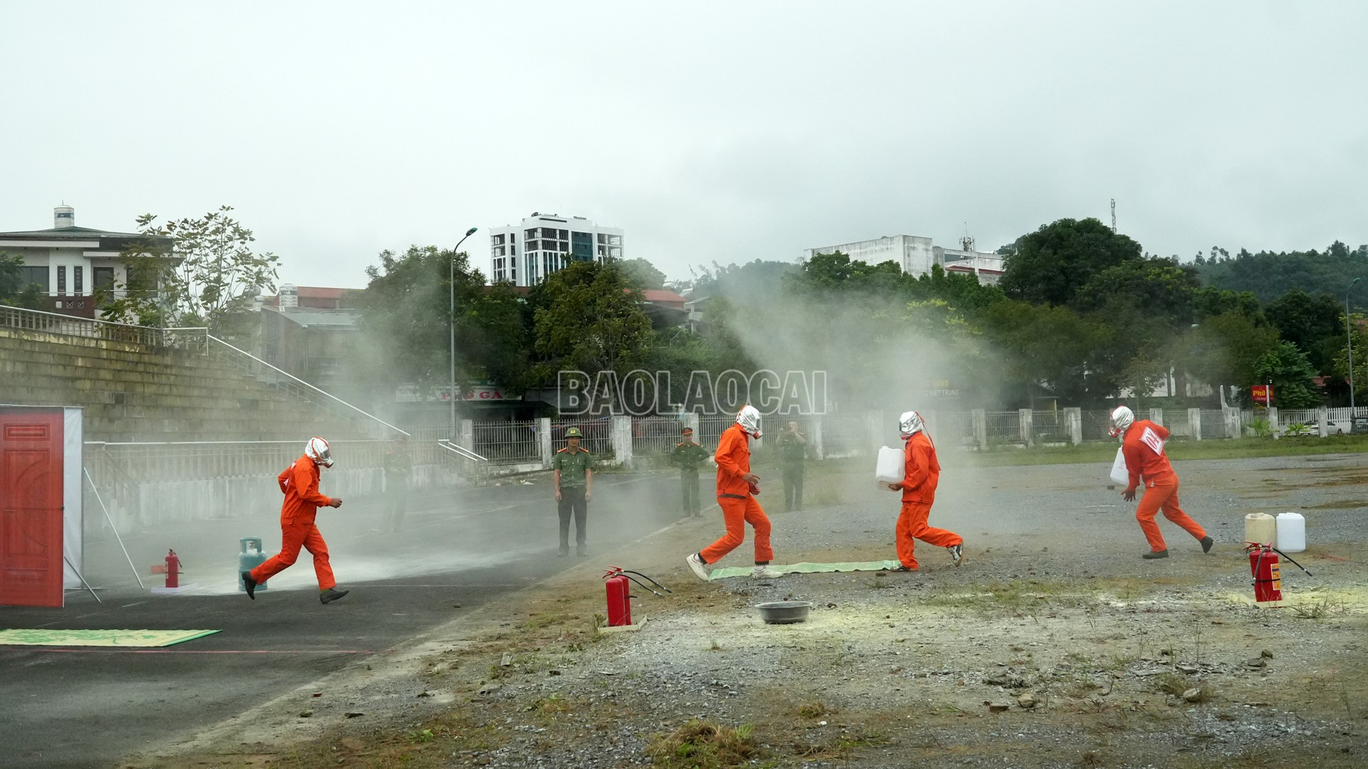 Các đội tham gia phần thi thực hành. baolaocai-c_2-11-chay1.jpg