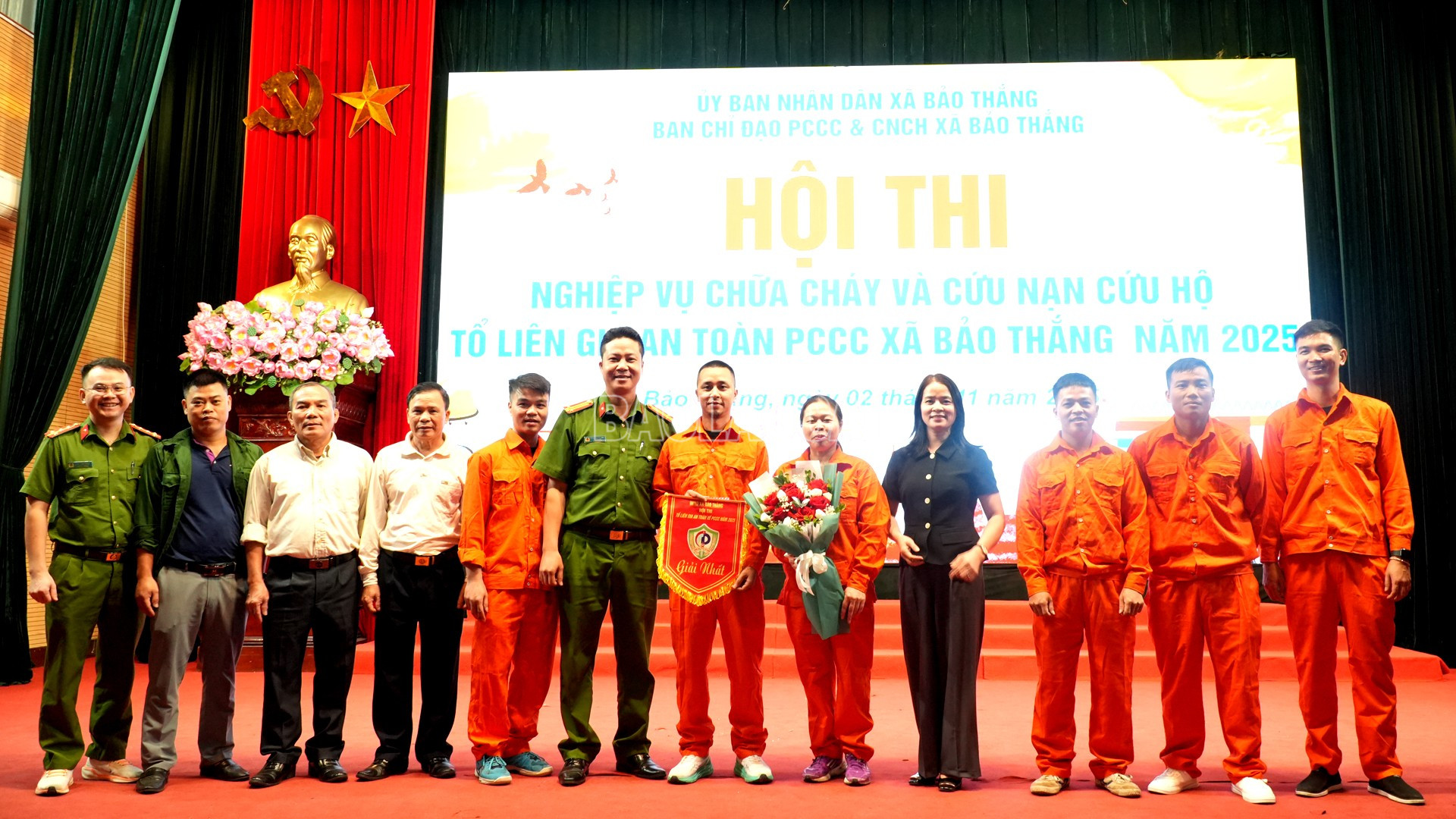 Ban Tổ chức trao giải Nhất cho đội thi thôn Phú Thành 3. baolaocai-c_2-11-chay2.jpg