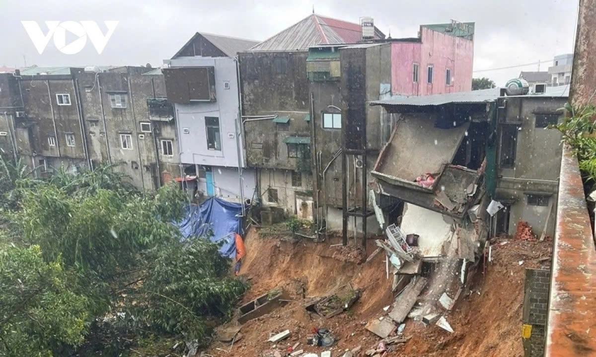 Hiện trường sạt lở ảnh hưởng nhiều nhà dân ở xã Khe Sanh, tỉnh Quảng Trị