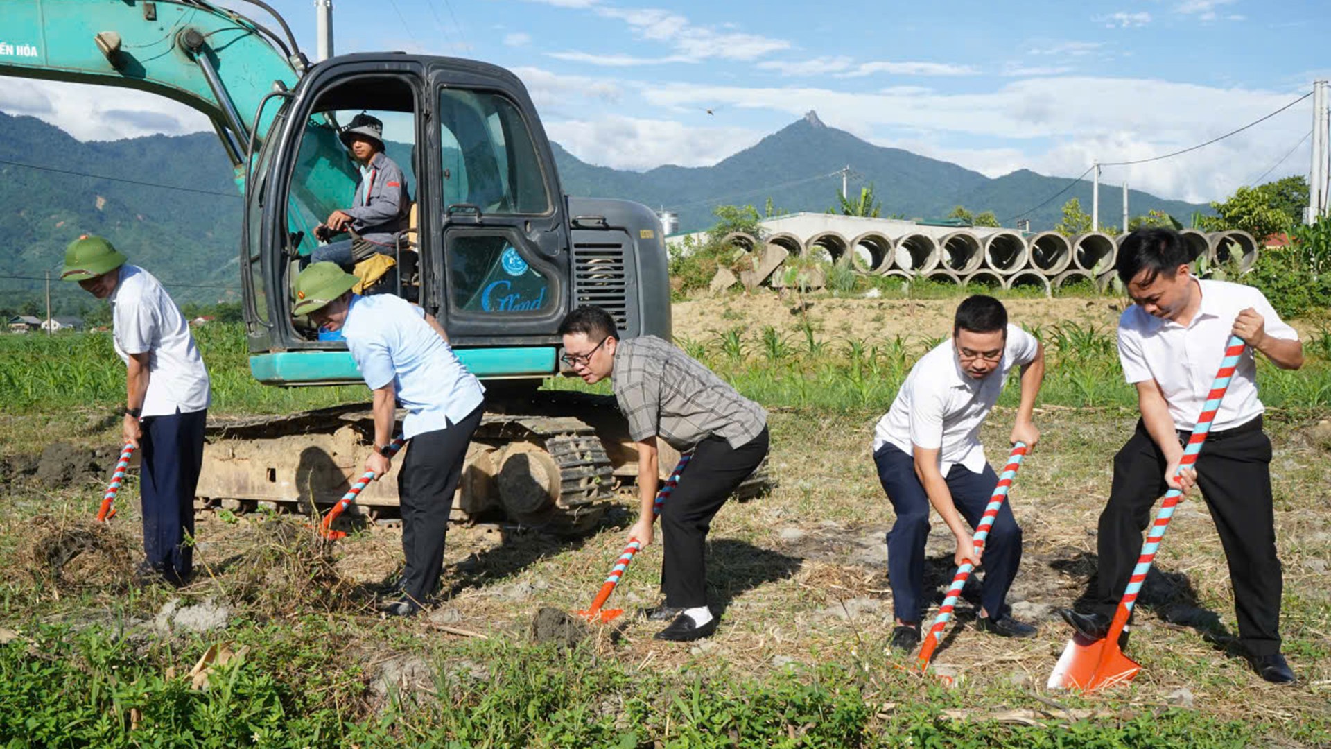Lãnh đạo xã và đơn vị đầu tư, nhà thầu thực hiện nghi thức khởi công. 4-8-khoicong3.jpg
