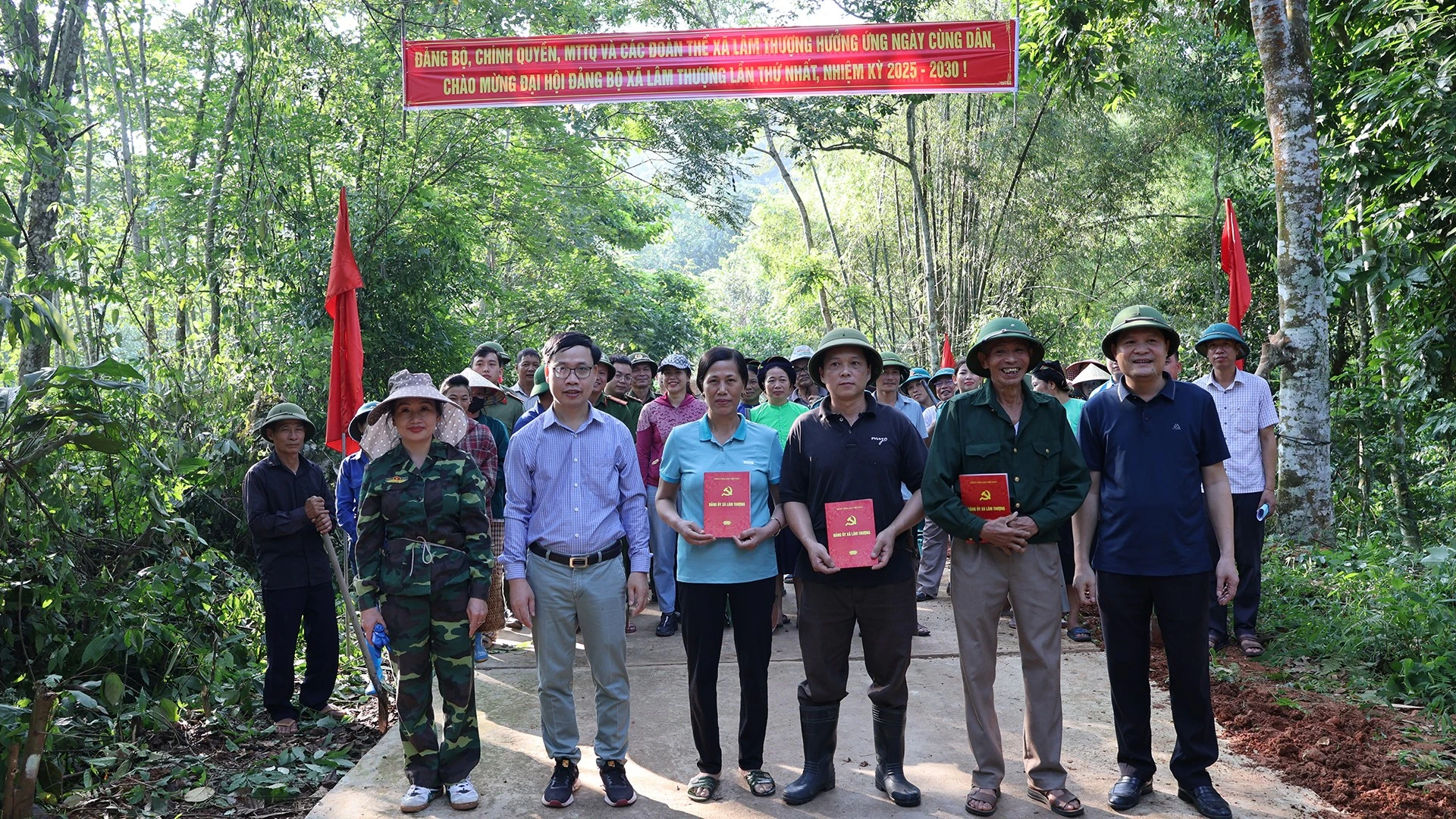 Gắn biển công trình "Vệ sinh đường liên thôn Hin Lạn – Thâm Pất – Khe Phay" chào mừng Đại hội Đảng.