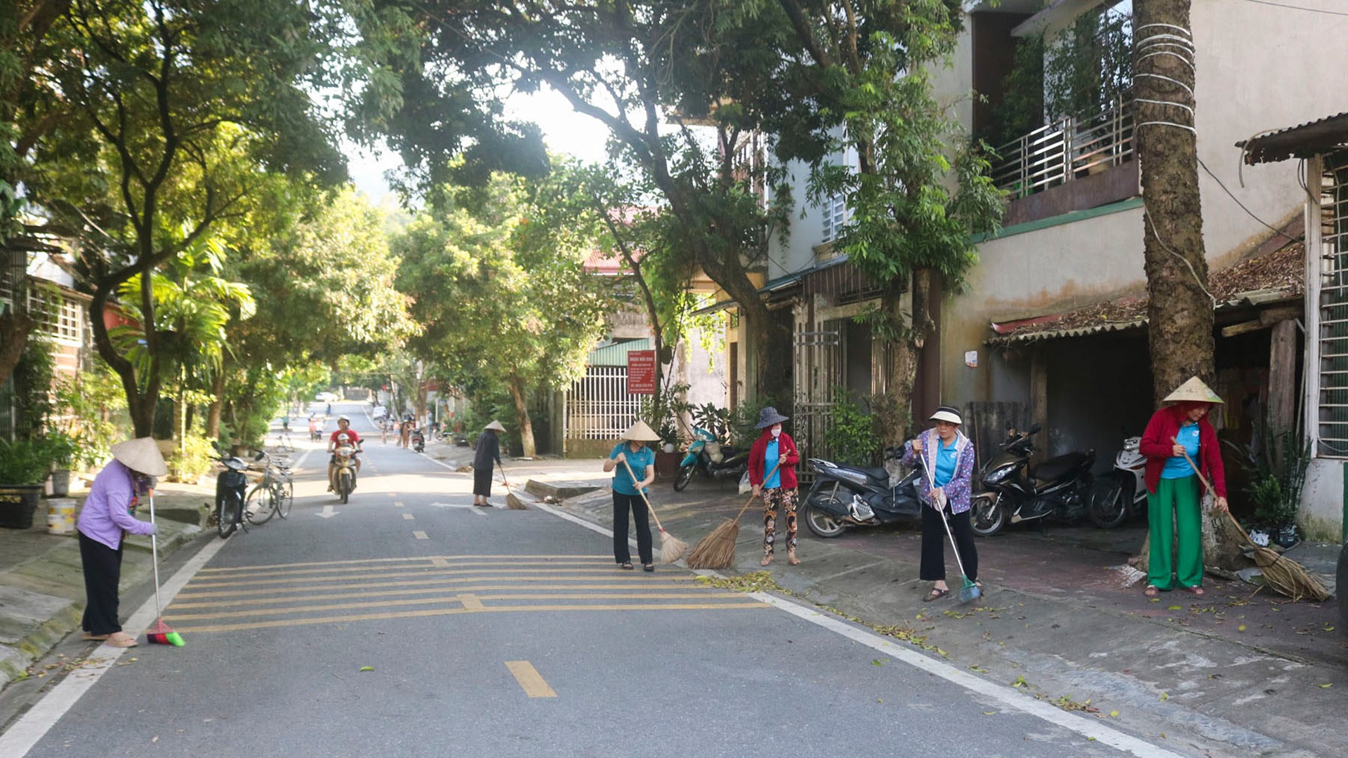 Các lực lượng vệ sinh, dọn dẹp các tuyến đường trên địa bàn. Các lực lượng vệ sinh, dọn dẹp các tuyến đường trên địa bàn.
