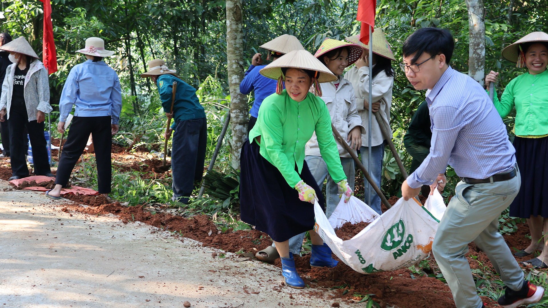 Chính quyền và nhân dân xã Lâm Thượng lao động vệ sinh đường liên thôn Hin Lạn – Thâm Pất – Khe Phay. Chính quyền và nhân dân xã Lâm Thượng lao động vệ sinh đường liên thôn Hin Lạn – Thâm Pất – Khe Phay.