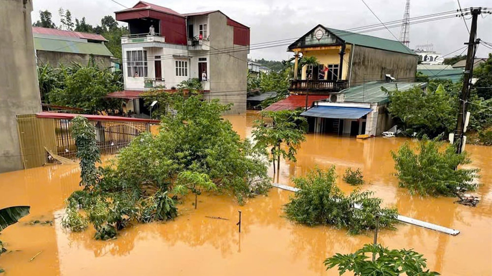 Chính quyền địa phương và người dân cần chú ý theo dõi các bản tin dự báo thời tiết để chủ động các phương án phòng, tránh do mưa lũ gây ra. (Ảnh: Phường Yên Bái ngập sâu do ảnh hưởng hoàn lưu bão Yagi năm 2024) 4-8-ngap.jpg
