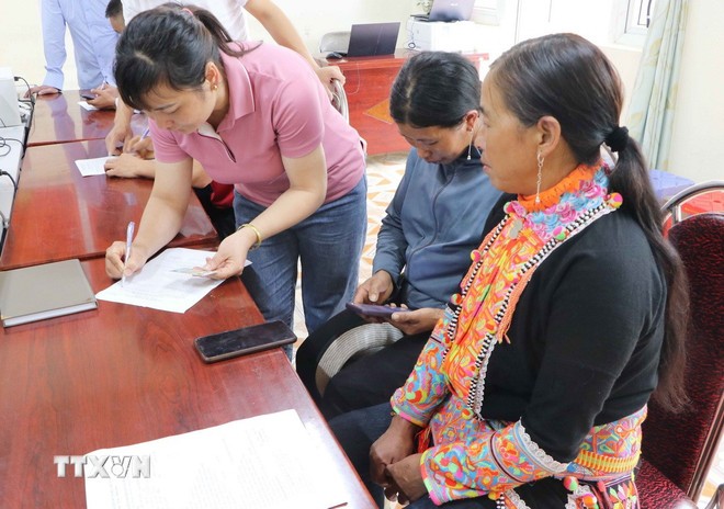 Trung tâm phục vụ hành chính công xã biên giới Sì Lở Lầu (tỉnh Lai Châu) phục vụ người dân đến làm thủ tục trong ngày làm việc đầu tiên. Trung tâm phục vụ hành chính công xã biên giới Sì Lở Lầu (tỉnh Lai Châu) phục vụ người dân đến làm thủ tục trong ngày làm việc đầu tiên.