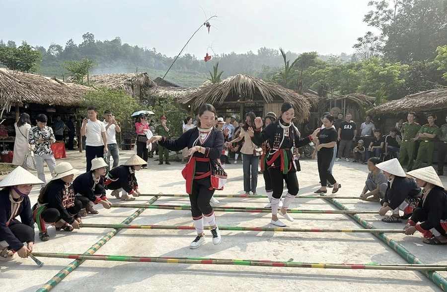 Điểm du lịch cộng đồng Bản Miền (xã Ba Vì) thu hút đông đảo du khách đến tham quan, trải nghiệm.