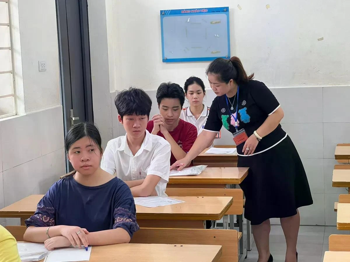 Thí sinh chuẩn bị làm bài thi vào lớp 10.