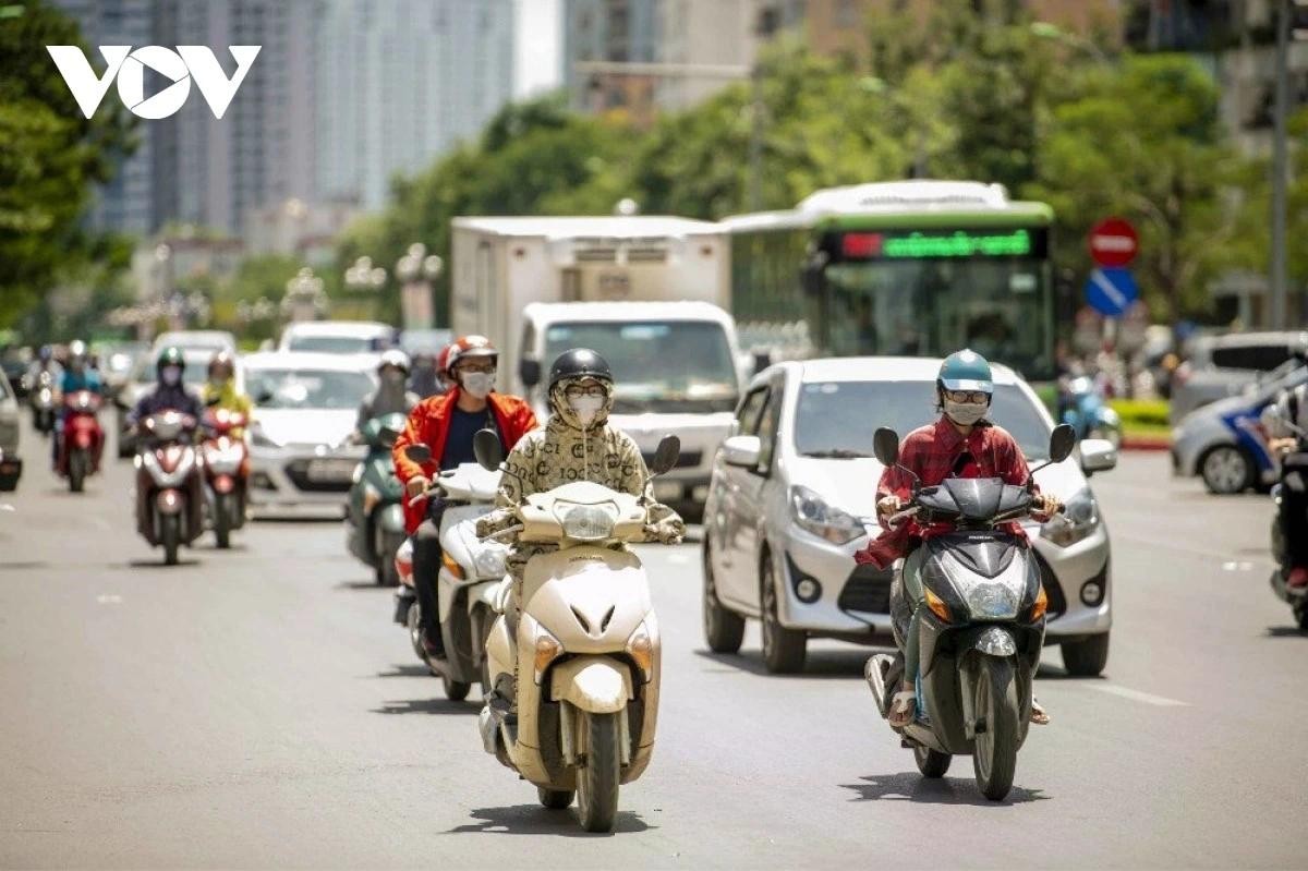 Đợt nắng nóng diện rộng đầu tiên trong năm 2026 được dự báo sẽ xuất hiện sớm từ cuối tháng 3, với nhiệt độ có nơi vượt 38 độ C tại Bắc Bộ và Trung Bộ, tiềm ẩn nguy cơ cháy nổ, cháy rừng và ảnh hưởng đến sức khỏe người dân