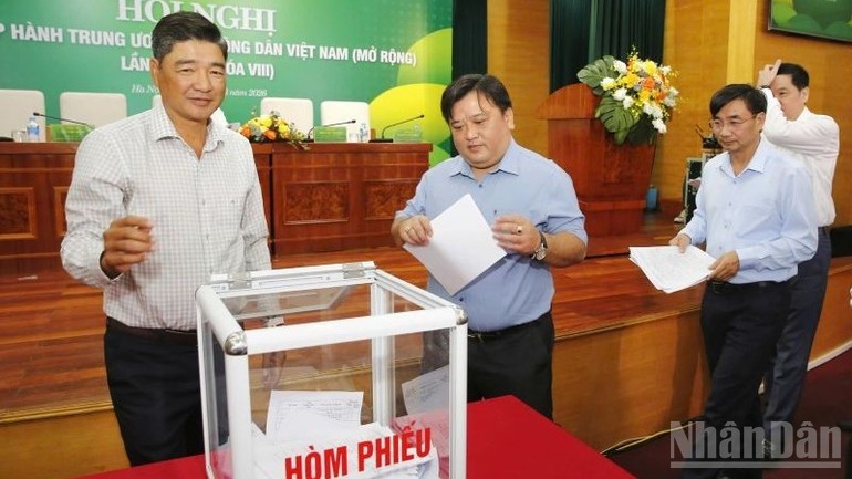Các đại biểu bỏ phiếu giới thiệu nhân sự tham gia Ban Chấp hành, Ban Thường vụ, Ủy ban Kiểm tra Trung ương Hội Nông dân Việt Nam.